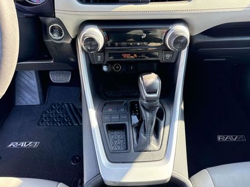 Used 2020 Toyota RAV4 XLE Premium image 30