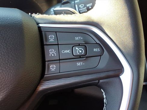 New 2025 Jeep Grand Cherokee Altitude image 11