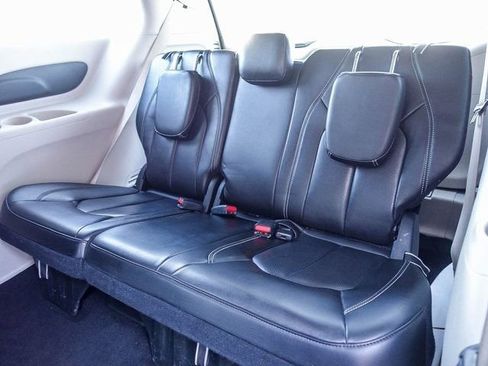 Used 2023 Chrysler Pacifica Touring-L image 11