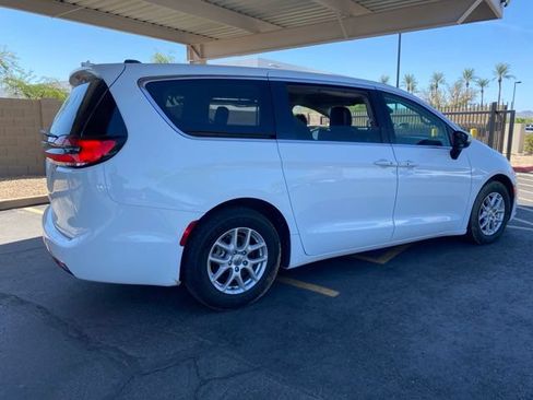 Used 2023 Chrysler Pacifica Touring-L FWD image 2