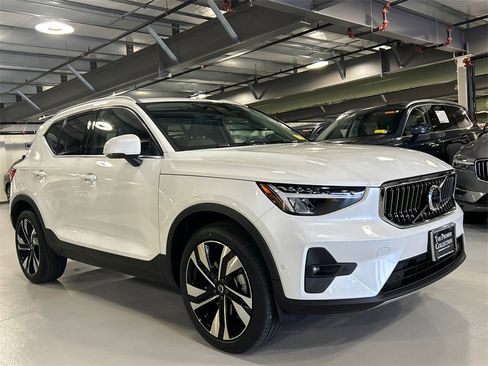 Certified 2025 Volvo XC40 B5 Plus image 1