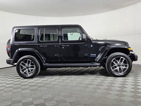 Used 2024 Jeep Wrangler Unlimited w/ Convenience Group AWD/4WD image 4