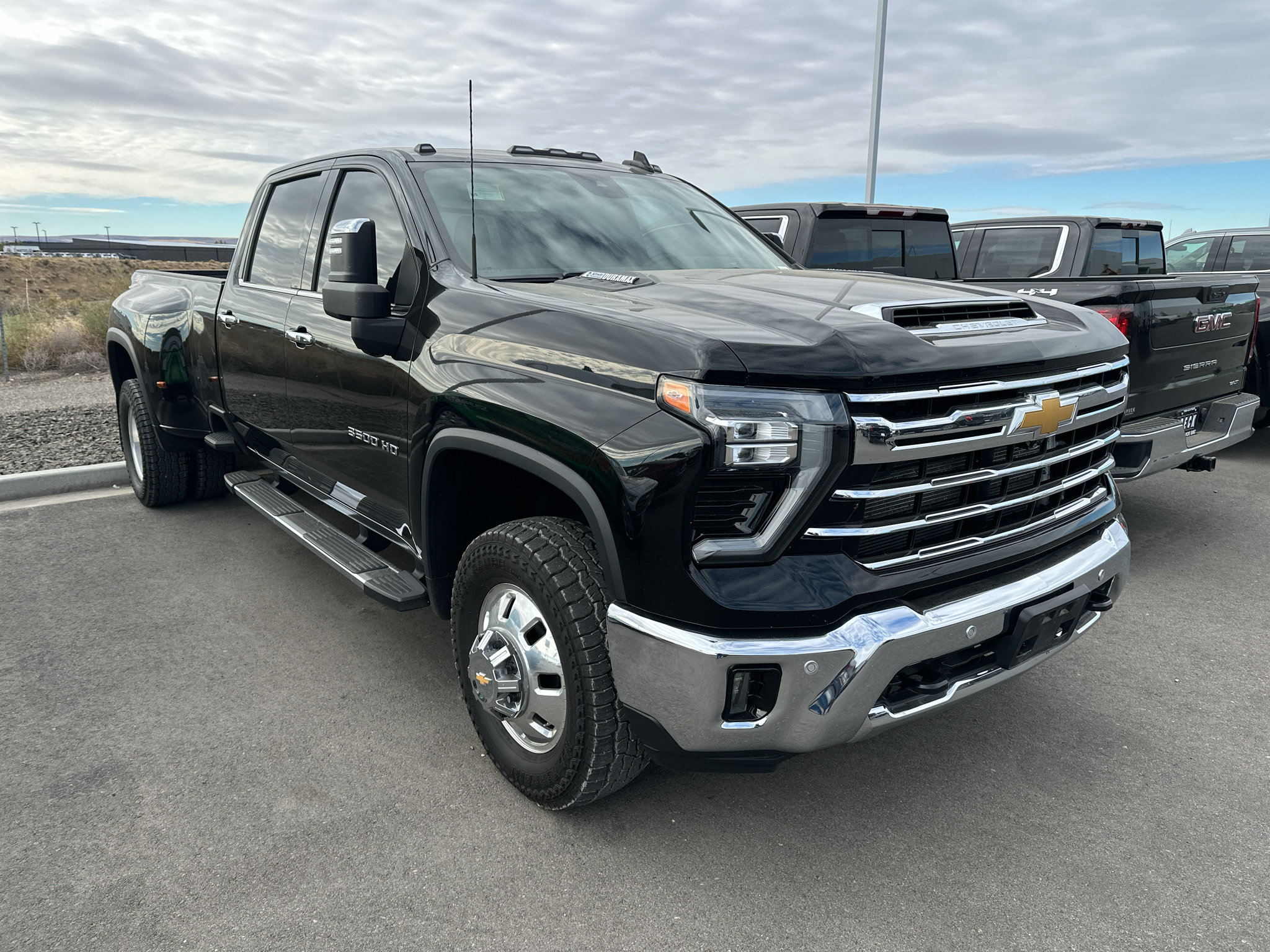 Used 2024 Chevrolet Silverado 3500 LTZ w/ LTZ Plus Package AWD/4WD image 2