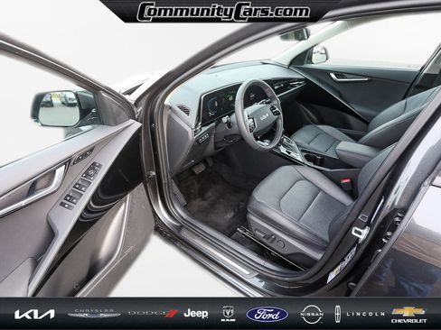 Certified 2025 Kia Niro SX image 11