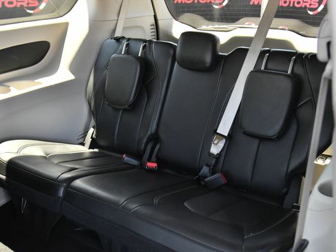 Used 2023 Chrysler Pacifica Touring-L FWD image 39