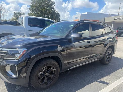 Used 2024 Volkswagen Atlas Peak Edition SE image 3