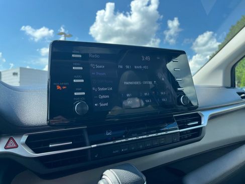 Used 2021 Toyota Sienna XLE FWD image 23