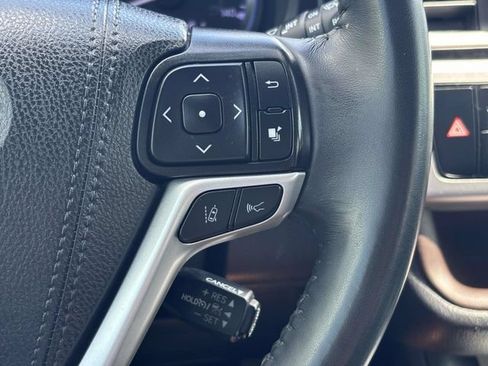 Used 2019 Toyota Highlander XLE FWD image 13
