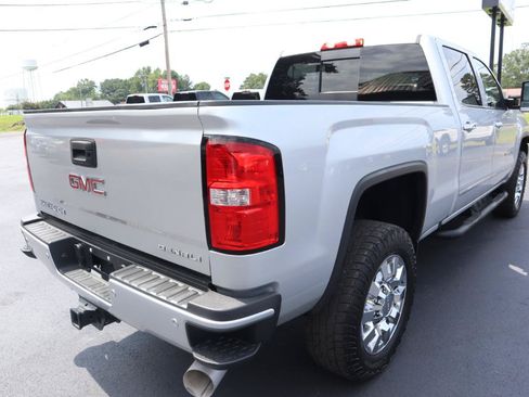 Used 2018 GMC Sierra 2500 Denali w/ Duramax Plus Package AWD/4WD image 5