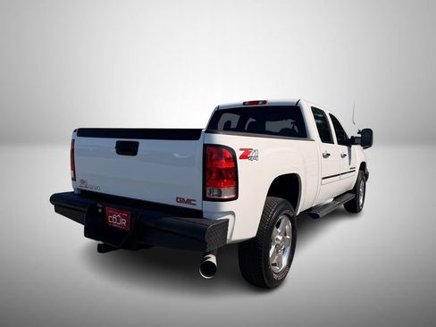 Used 2011 GMC Sierra 2500 Denali w/ Suspension Package, Off-Road AWD/4WD image 4