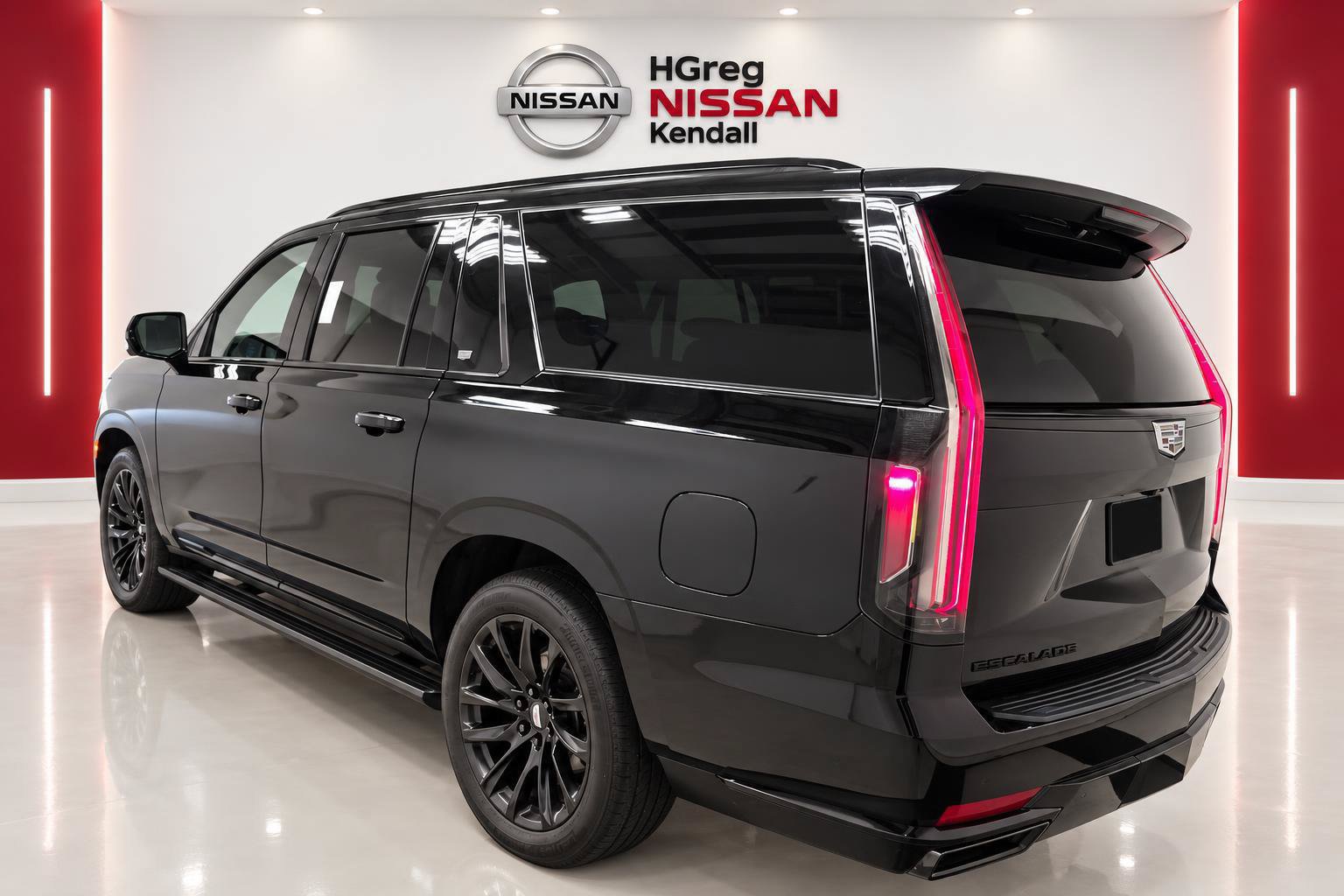 Used 2023 Cadillac Escalade ESV Sport Platinum w/ LPO, ONYX Package AWD/4WD image 2