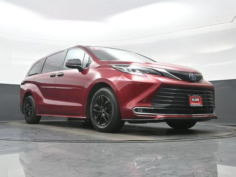 Used 2023 Toyota Sienna XLE FWD image 28