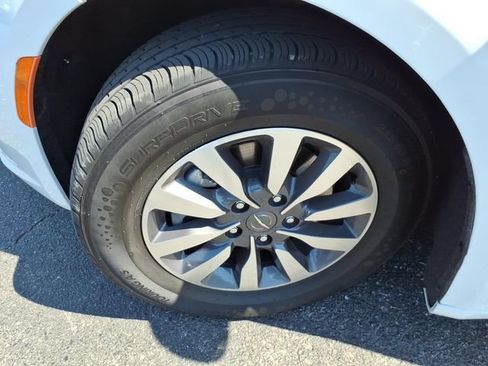 Used 2024 Chrysler Pacifica Limited FWD image 21