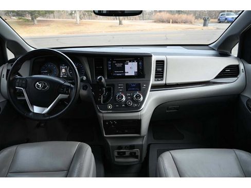 Used 2015 Toyota Sienna image 22