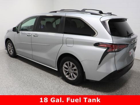 Certified 2021 Toyota Sienna XLE image 9