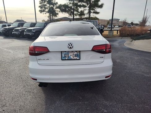 Used 2017 Volkswagen Jetta SE image 6