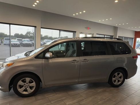 Used 2014 Toyota Sienna LE FWD image 9