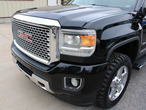 Used 2015 GMC Sierra 2500 Denali w/ Duramax Plus Package AWD/4WD image 3
