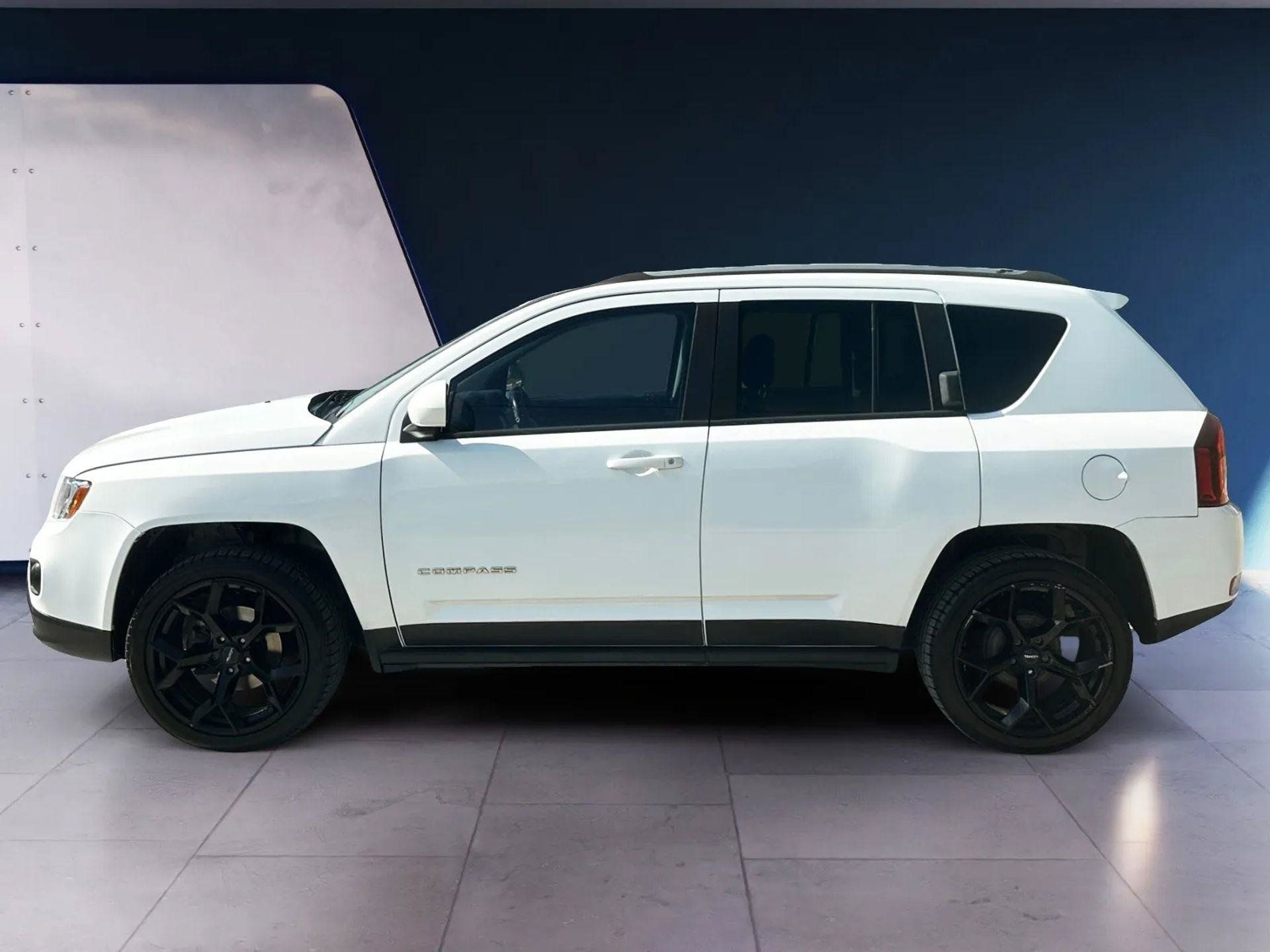 Used 2016 Jeep Compass Latitude FWD image 2