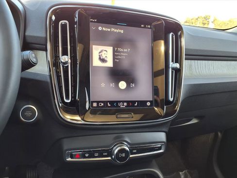 Certified 2024 Volvo XC40 B5 Plus image 26