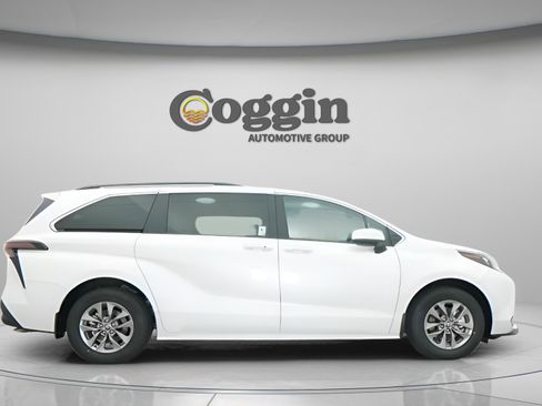 New 2026 Toyota Sienna XLE image 22