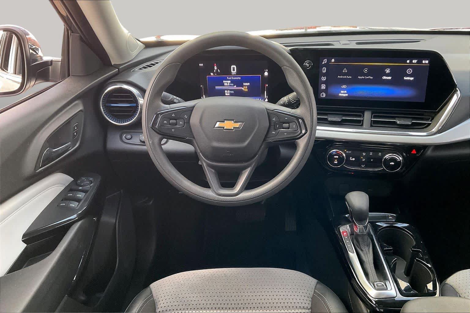 Used 2025 Chevrolet Trax LT w/ LPO, Blackout Package FWD image 7