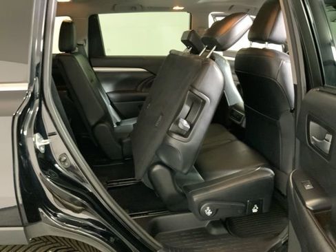 Used 2017 Toyota Highlander XLE image 28