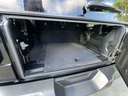 Used 2018 Jeep Wrangler Unlimited Sahara AWD/4WD image 32