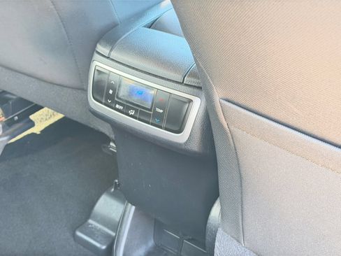 Used 2016 Toyota Highlander LE FWD image 13