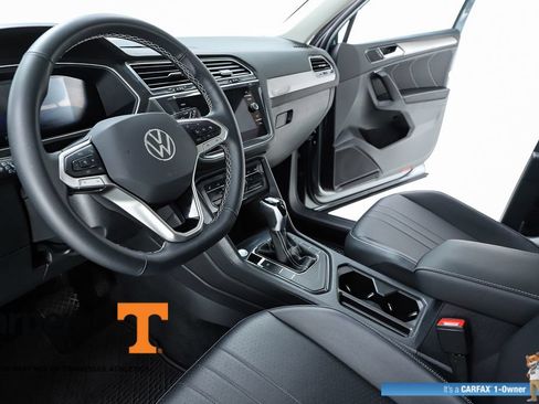 Used 2024 Volkswagen Tiguan SE w/ Panoramic Sunroof Package FWD image 58