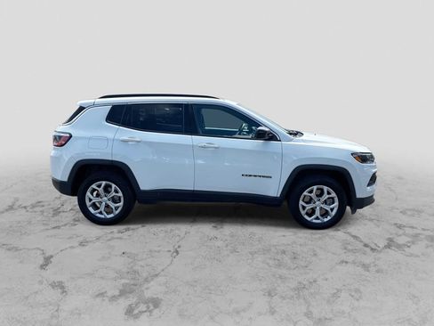 Used 2024 Jeep Compass Latitude AWD/4WD image 9