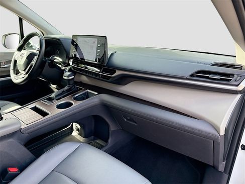 Used 2022 Toyota Sienna XLE image 33