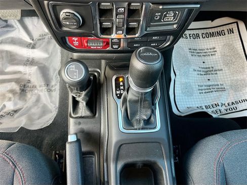 Used 2024 Jeep Gladiator Rubicon w/ Convenience Group image 16