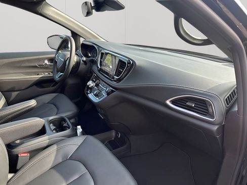 New 2026 Chrysler Pacifica Select FWD image 15
