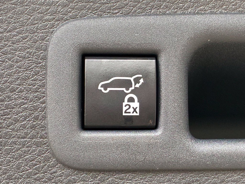 Used 2023 Toyota Sienna XLE FWD image 28
