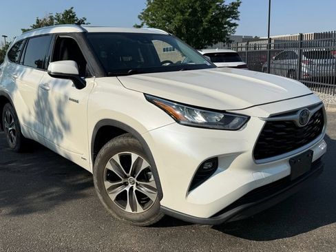Used 2020 Toyota Highlander XLE AWD/4WD image 1