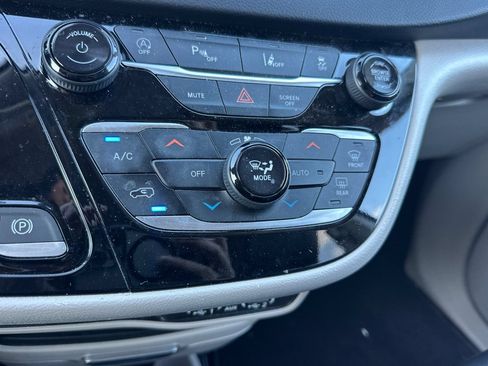 Used 2023 Chrysler Pacifica Touring-L FWD image 27
