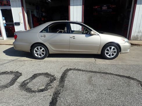 Used 2006 Toyota Camry XLE w/ VSC & Side Airbag Pkg FWD image 22