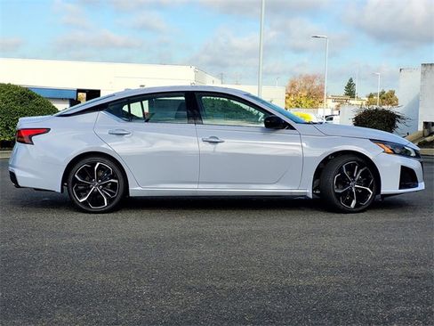 New 2025 Nissan Altima 2.5 SR image 3