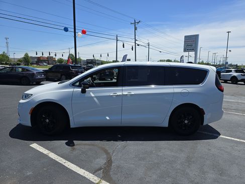 Used 2024 Chrysler Pacifica Touring FWD image 17