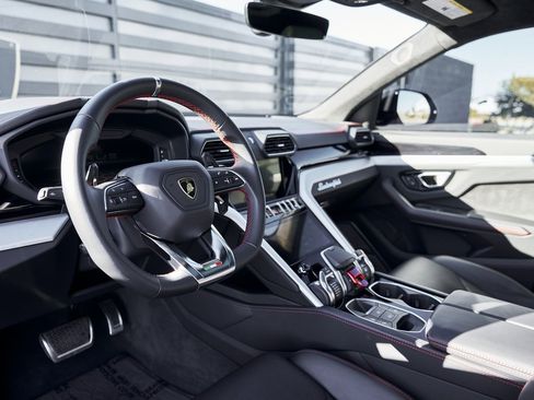 Used 2021 Lamborghini Urus image 2