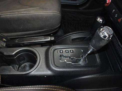 Used 2015 Jeep Wrangler Unlimited Rubicon w/ Connectivity Group image 27