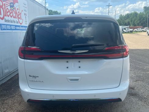 New 2025 Chrysler Pacifica Select w/ Uconnect Theater Family Group image 4