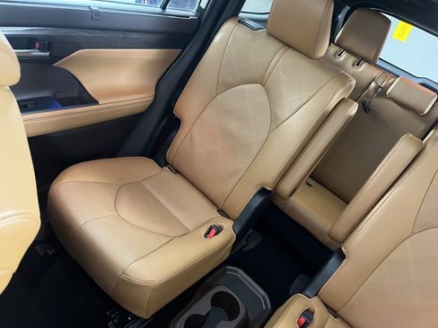 Used 2021 Toyota Highlander Platinum image 22