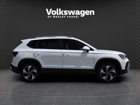 Used 2025 Volkswagen Taos SE AWD/4WD image 8