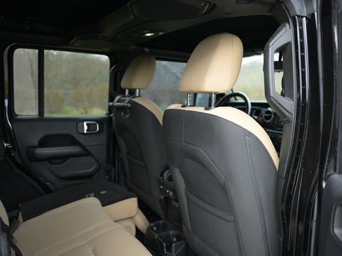 Used 2018 Jeep Wrangler Unlimited Sahara AWD/4WD image 43