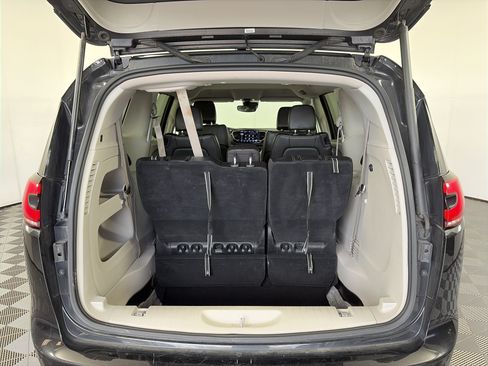Used 2023 Chrysler Pacifica Touring-L FWD image 15
