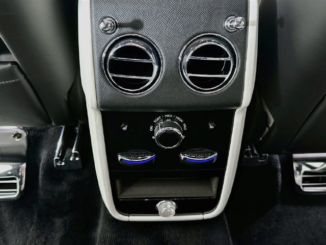 Used 2024 Rolls-Royce Cullinan AWD/4WD image 25