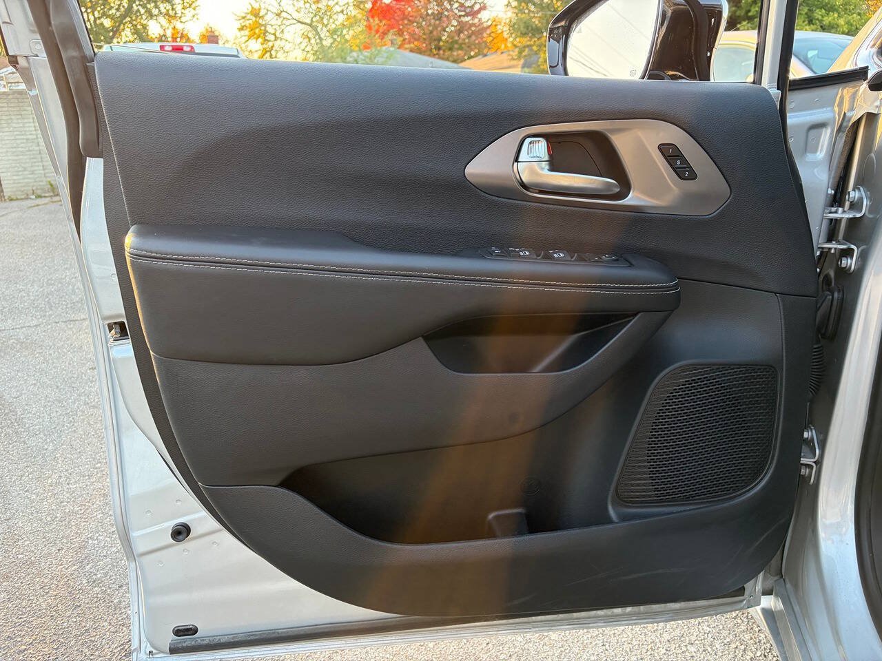 Used 2026 Chrysler Pacifica Select FWD image 10