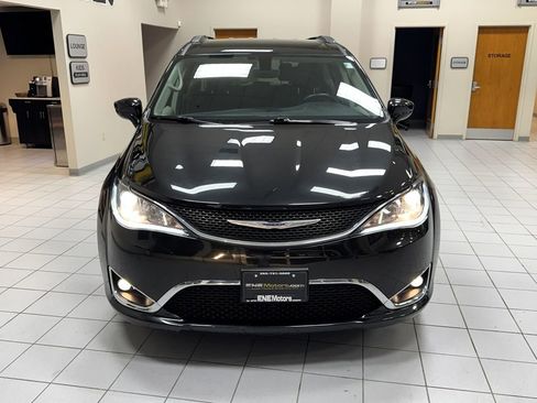 Used 2017 Chrysler Pacifica Touring-L w/ Tire & Wheel Group image 52